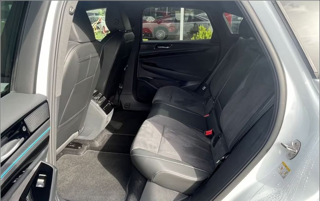 48c52e94-a349-422d-b781-3195fbf5748f